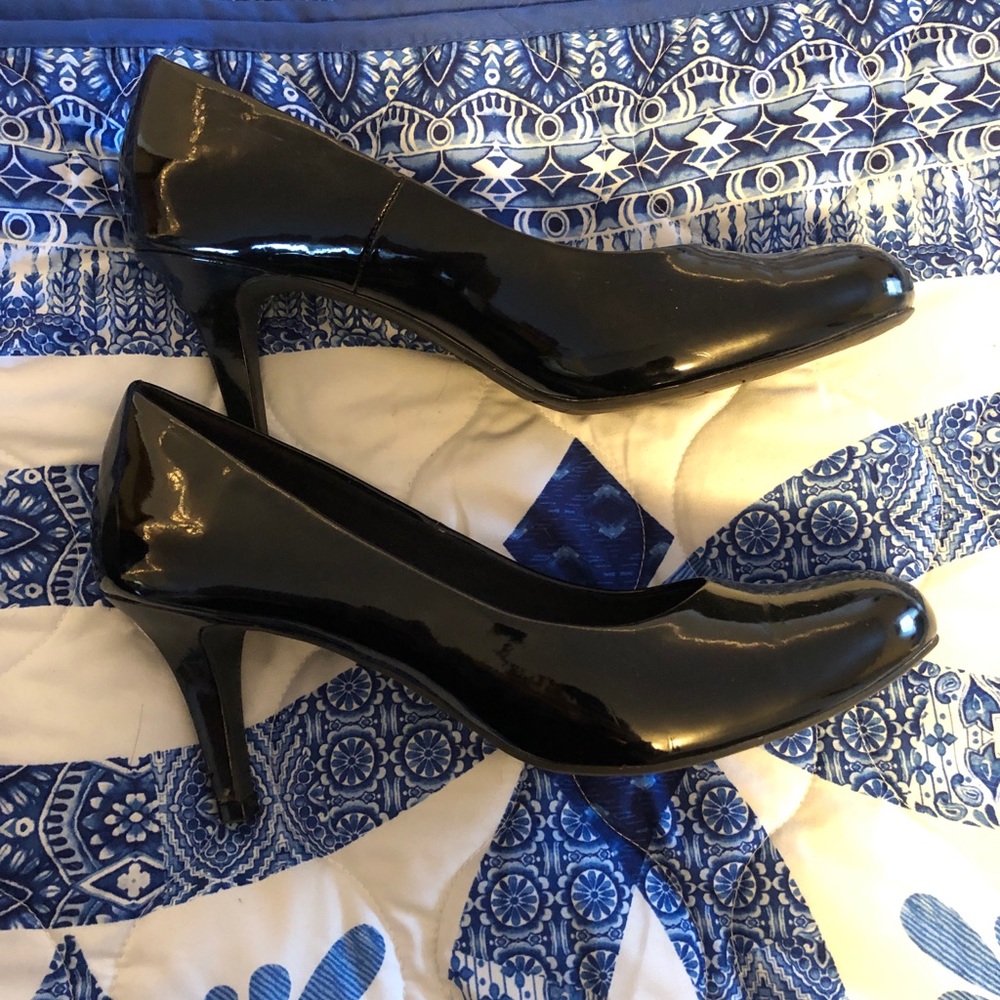 Black heels- shiny
